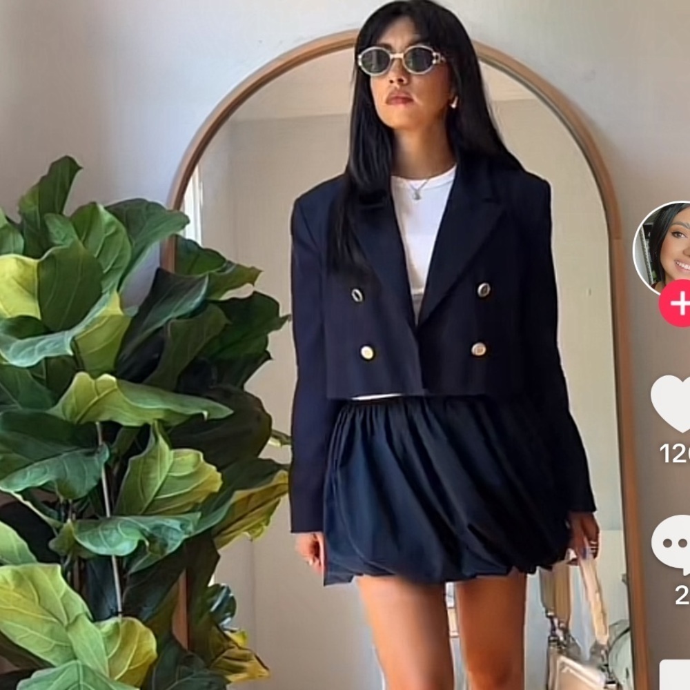 VIRAL NEW Zara blogger fav Mini balloon Skirt size XS
🚨NO DISCOUNT ON THIS SKIRT - Picture 8 of 12